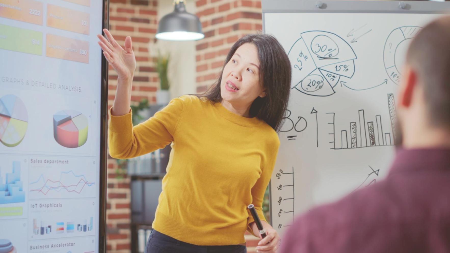 Geschäftsleute bei strategischer Planung und Diskussion